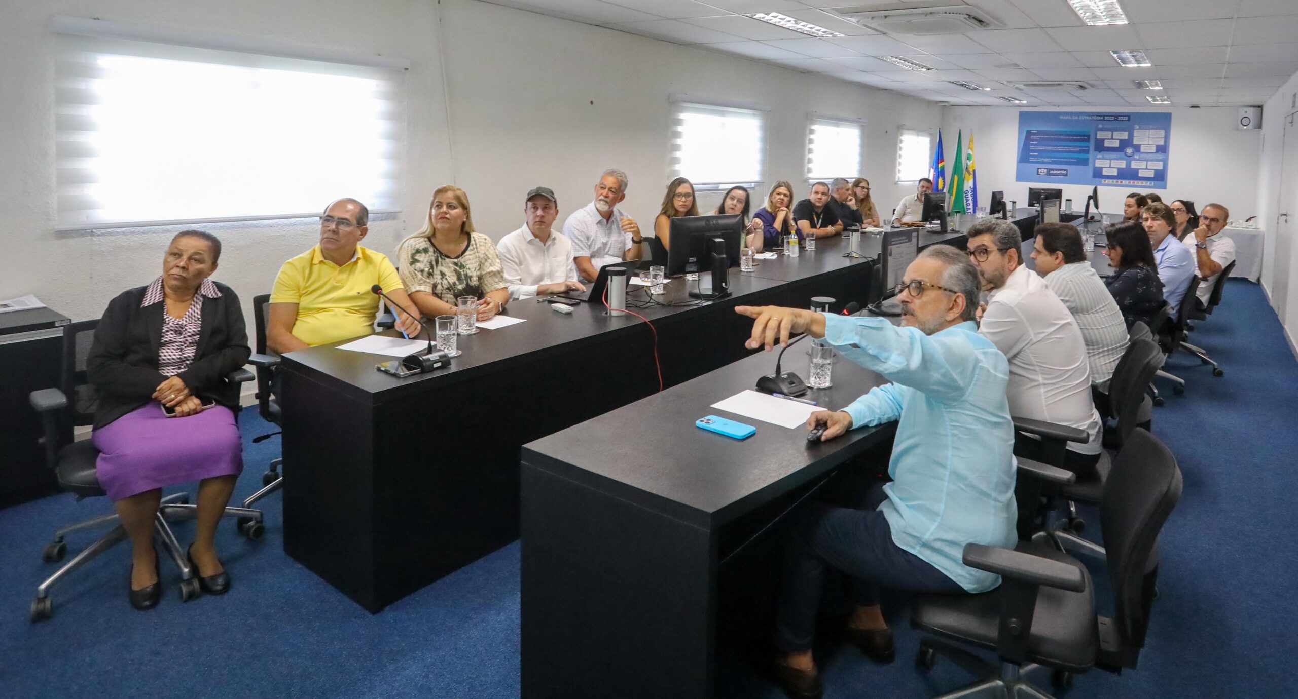 Prefeito Mano reúne secretariado para ouvir Lavareda sobre gestão pública