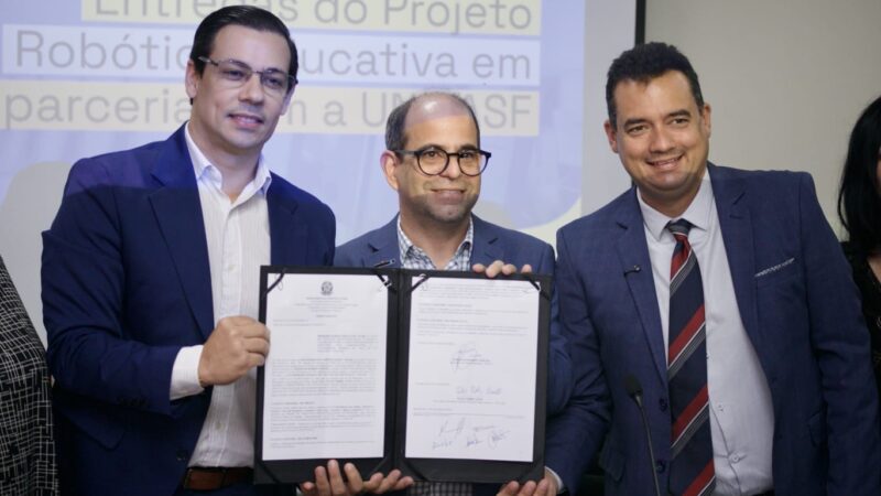 Prefeito Andrei Gonçalves participa de assinatura de convênios que ampliam projetos de inclusão digital e robótica educativa em Juazeiro