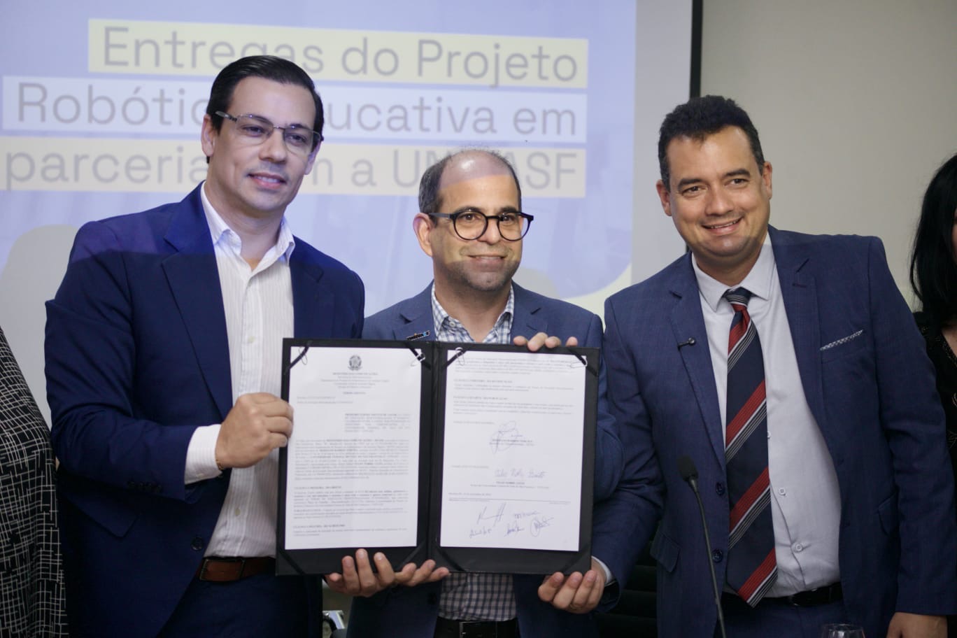 Prefeito Andrei Gonçalves participa de assinatura de convênios que ampliam projetos de inclusão digital e robótica educativa em Juazeiro