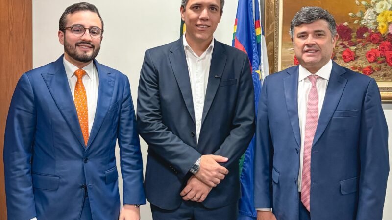 Lula e Eduardo da Fonte comemoram aprovação da PEC 66/2023 ao lado do vice-presidente da Amupe, Pedro Freitas