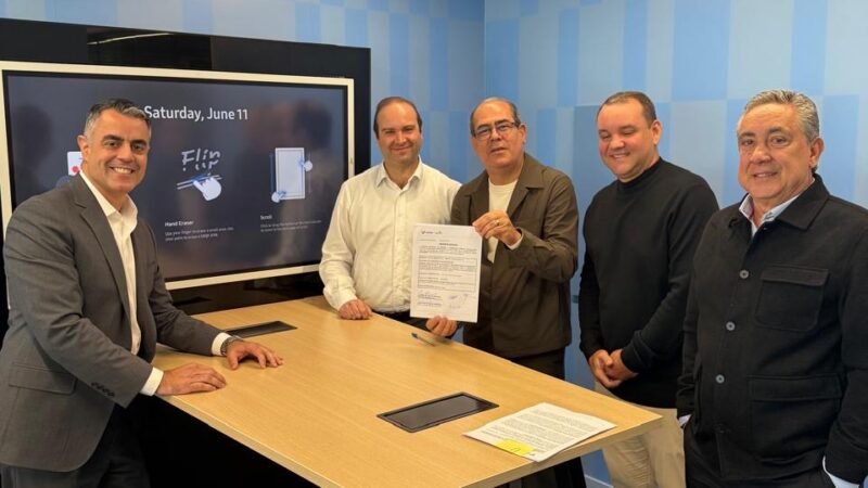 Em São Paulo, Mano Medeiros assina ordem de serviço para melhoria da iluminação em Jaboatão