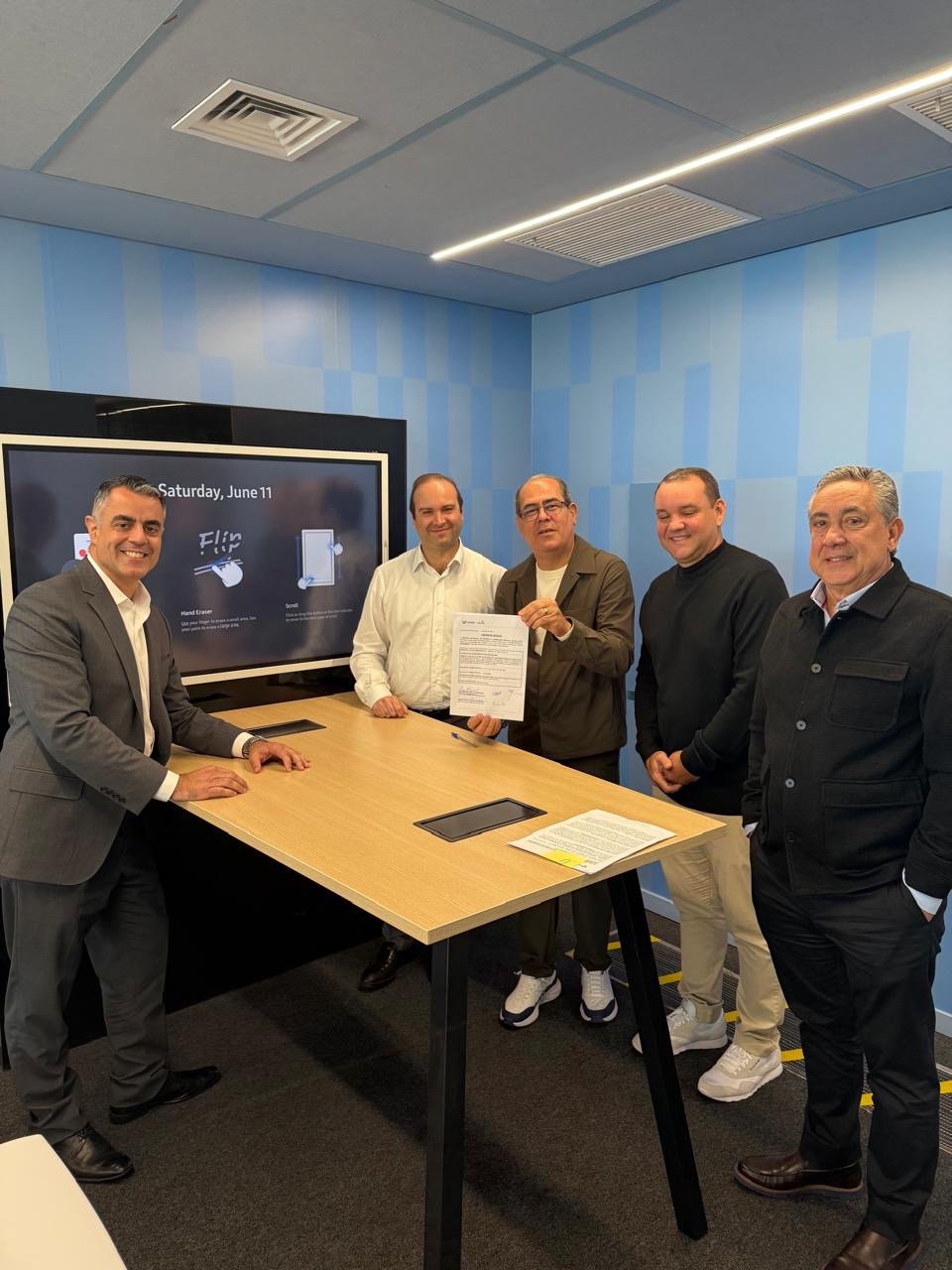 Em São Paulo, Mano Medeiros assina ordem de serviço para melhoria da iluminação em Jaboatão