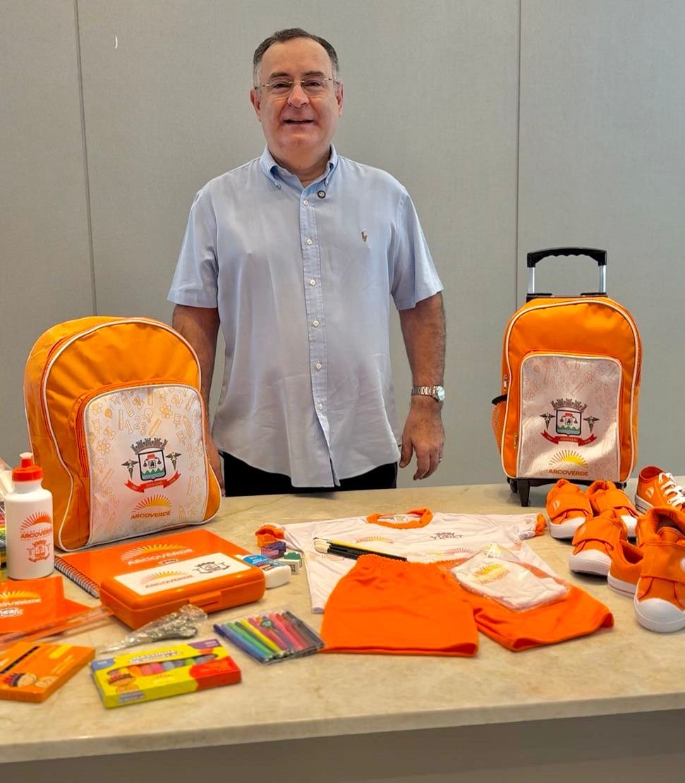 Arcoverde realiza entrega histórica de fardamento e kit escolar para mais de 7.500 alunos da rede municipal