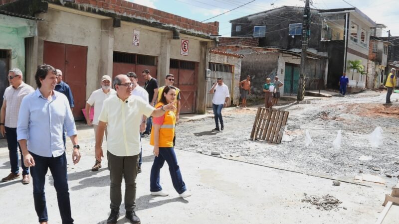 Mano Medeiros realiza vistoria ao lado do secretariado no bairro de Marcos Freire