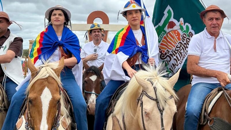 Com comitiva de prefeitos, deputados e lideranças de todo o estado, governadora Raquel Lyra participa da 55ª edição da Missa do Vaqueiro de Serrita