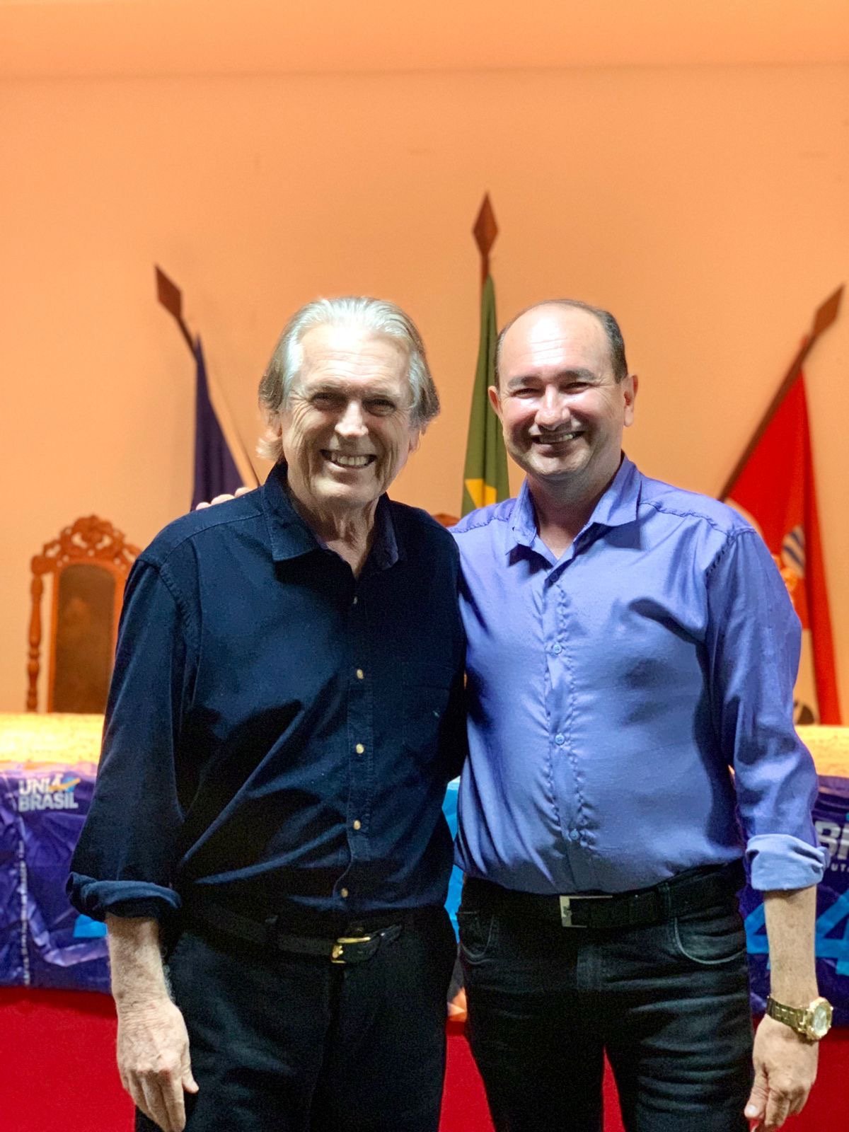 Como deputado federal e amigo de longa data, faço questão de parabenizar, com enorme carinho e respeito, o aniversariante do dia: meu querido amigo e companheiro de luta Armando Feitosa.