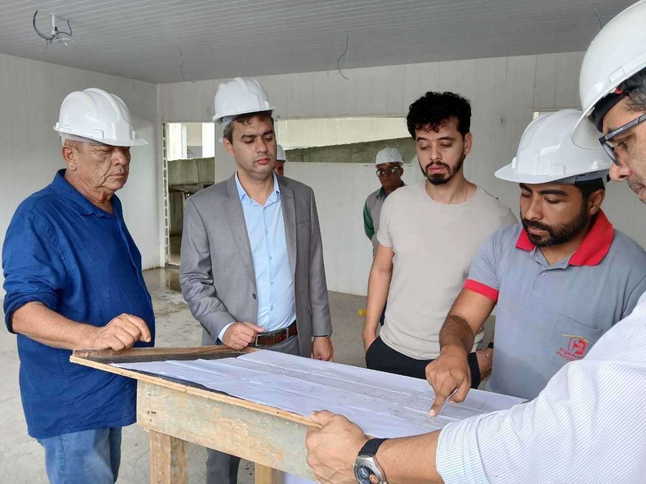PREFEITO MARCÍLIO RÉGIO VISITA OBRAS E GARANTE RETOMADA DOS SERVIÇOS EM GOIANA