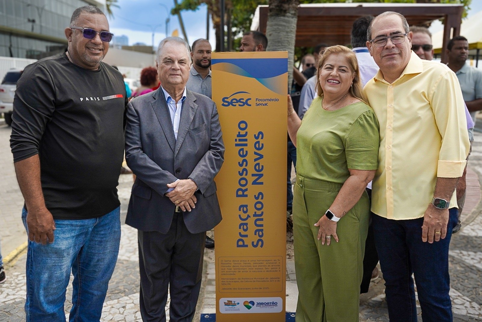 Prefeito Mano Medeiros e presidente da Fecomércio-PE entregam nova praça em frente ao SESC Piedade