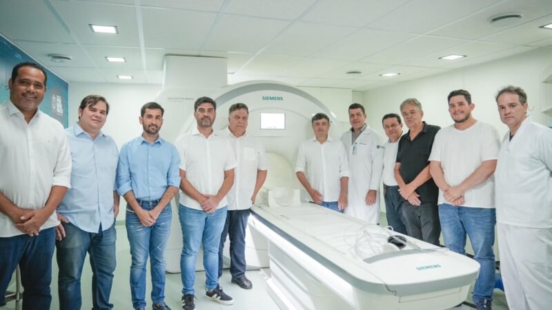 Deputado Eduardo da Fonte entrega novo equipamento de ressonância magnética ao Hospital da Restauração