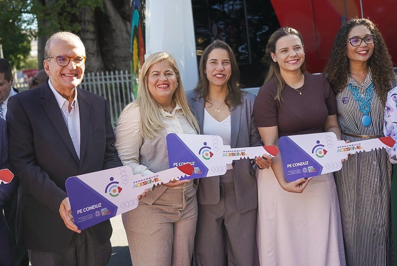 Governo entrega nove vans do programa PE Conduz e beneficia também Jaboatão