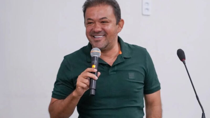 Prefeito Evilásio Mateus inicia pagamento do 13º salário antecipado em Araripina