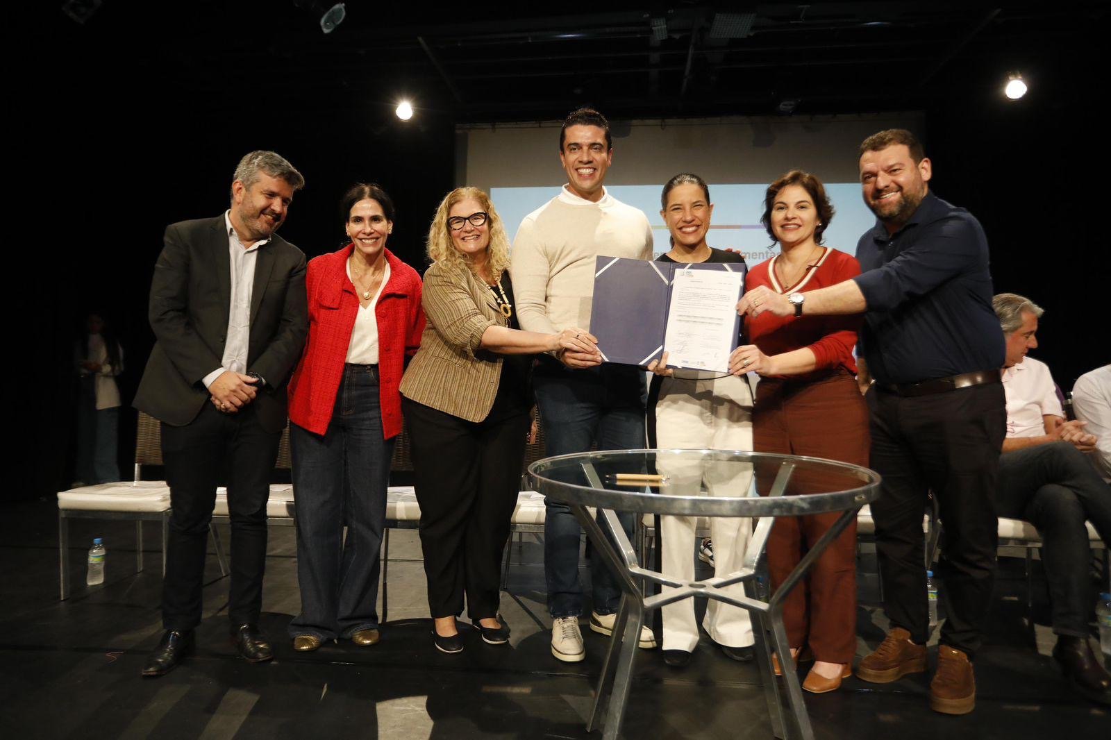 Em Caruaru, governadora Raquel Lyra assina ordens de serviço para construção de Centro Especializado de Reabilitação e pavimentação de ruas