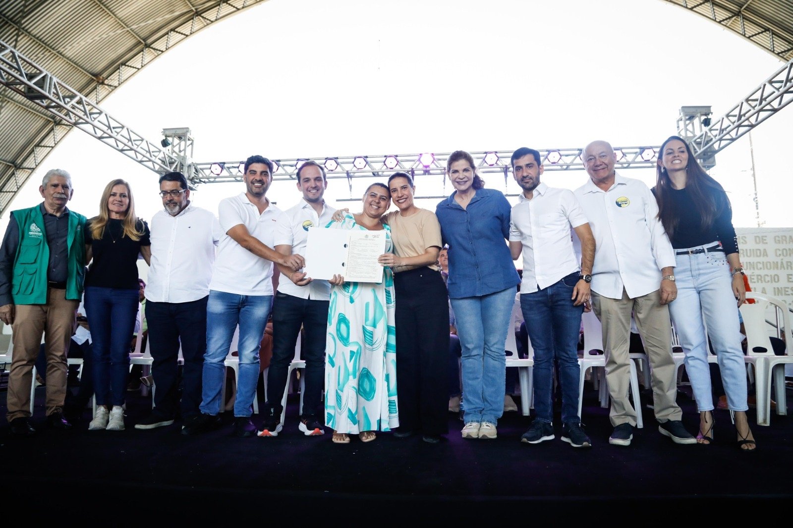 Em Ouricuri, governadora Raquel Lyra entrega 1.088 títulos de regularização fundiária para agricultores e agricultoras do Sertão