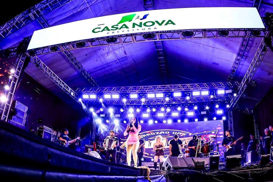 Segunda noite dos festejos de Senhora Santana leva multidão a Santana do Sobrado com Mano Walter e Forró das Antigas
