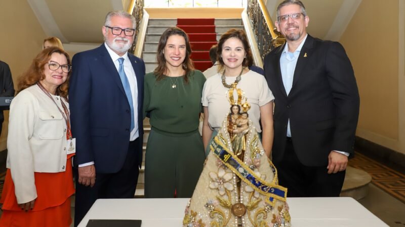 Em momento de fé e devoção, governadora Raquel Lyra recebe imagem de Nossa Senhora de Nazaré no Palácio do Campo das Princesas
