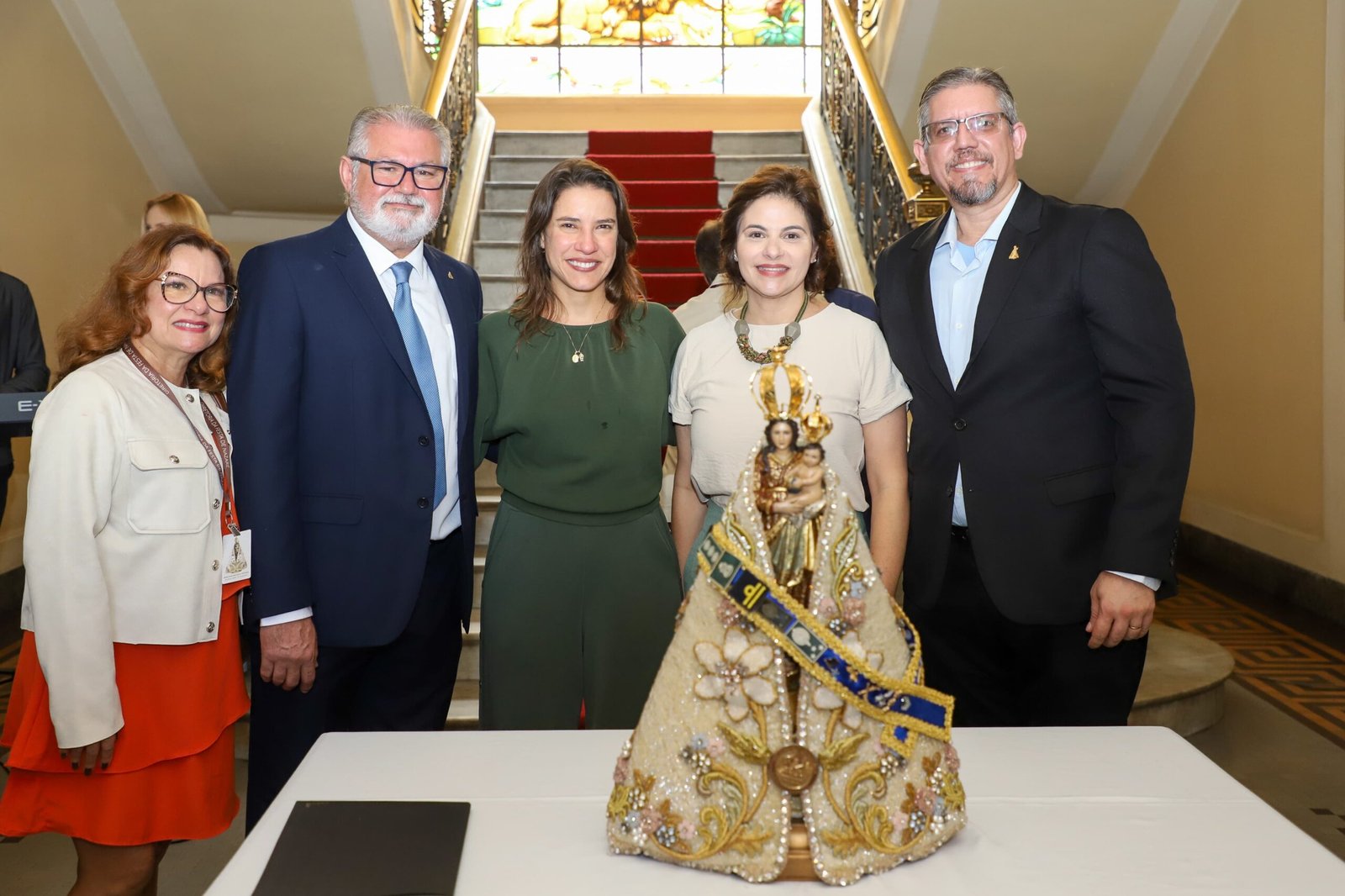 Em momento de fé e devoção, governadora Raquel Lyra recebe imagem de Nossa Senhora de Nazaré no Palácio do Campo das Princesas