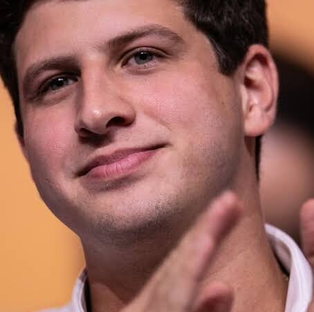 João Campos cospe no prato que come