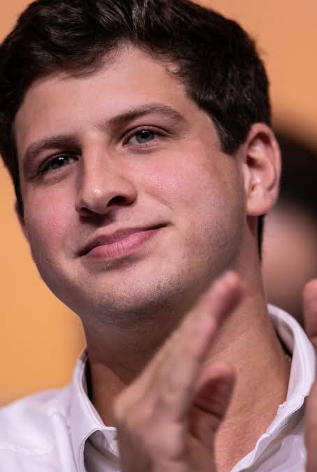 João Campos cospe no prato que come