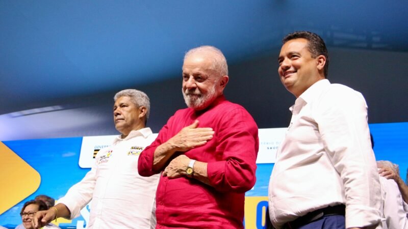 Prefeito Andrei pede ao presidente Lula investimentos para o projeto de urbanização de riachos e canais, durante o evento do PAC da Saúde