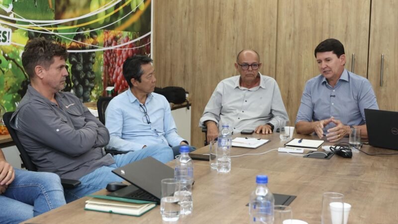 Simão Durando se reúne com produtores e defende esforço conjunto para impedir taxação nas exportações de frutas