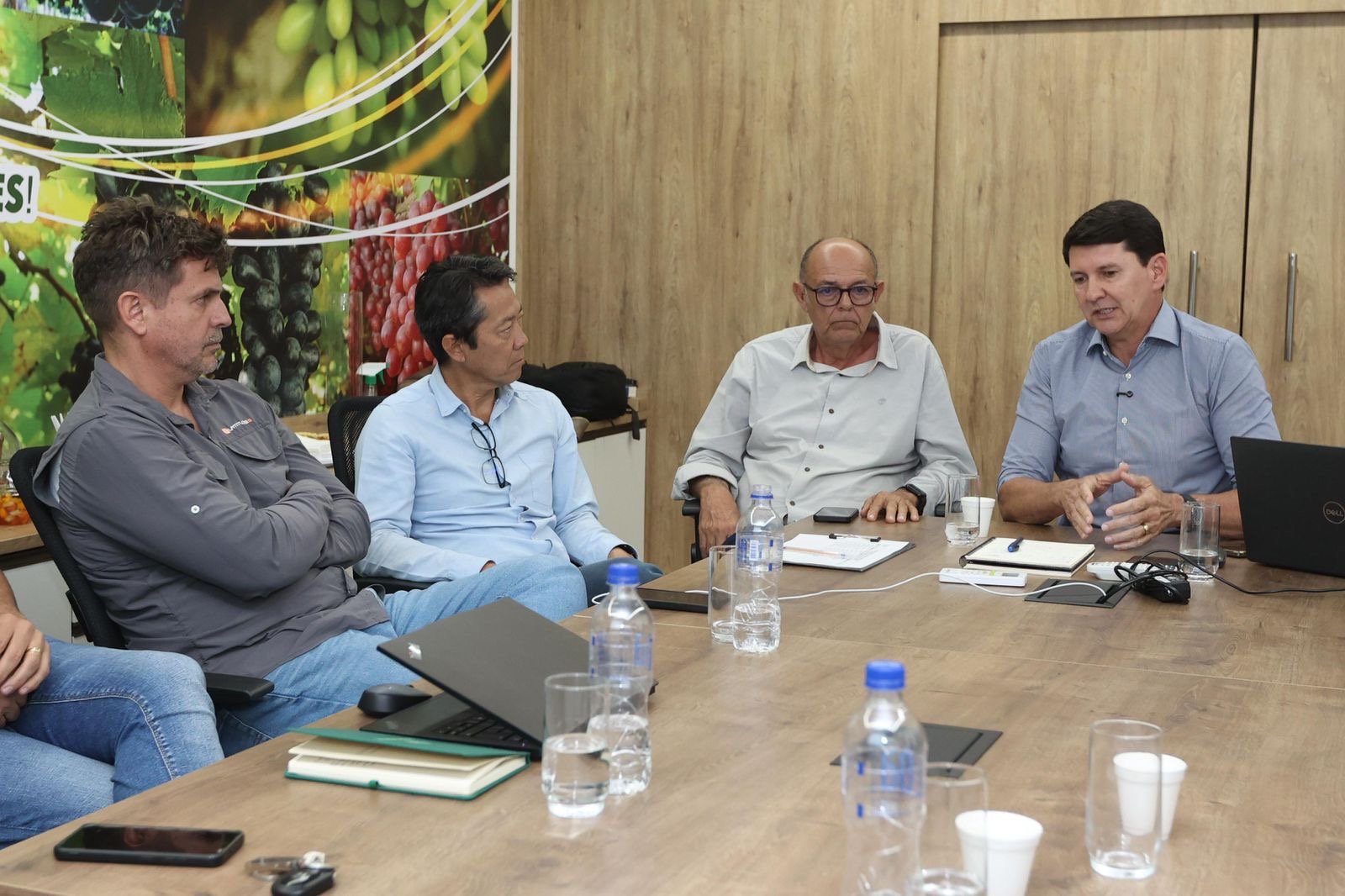 Simão Durando se reúne com produtores e defende esforço conjunto para impedir taxação nas exportações de frutas