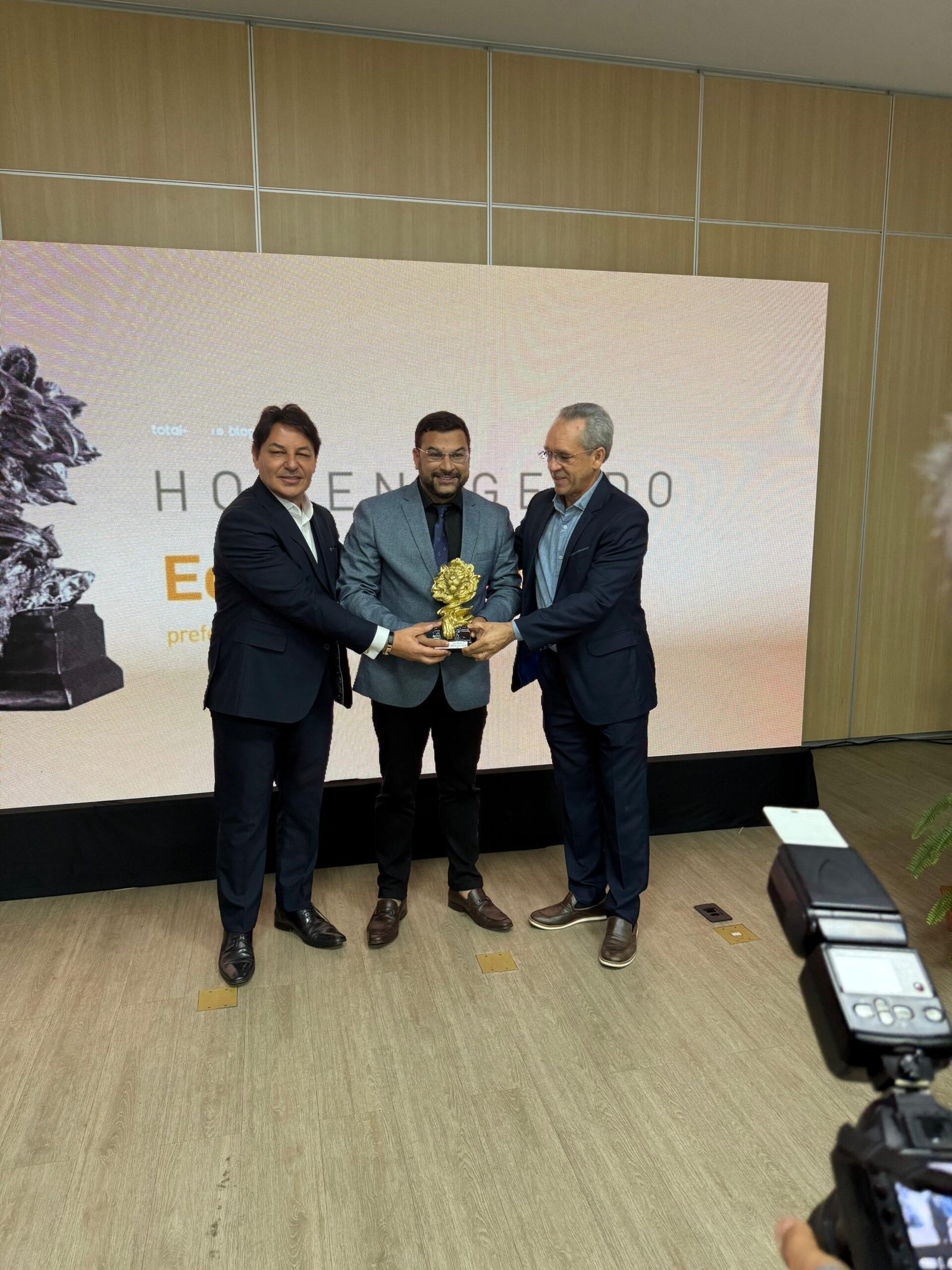 Prefeito de Bom Conselho recebe Troféu Leão Dourado e Selo de Transparência dos Festejos Juninos