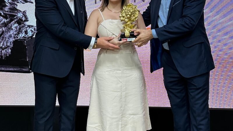 RECIFE: BLOG DO SÉRGIO XAVIER RECEBE O PRÊMIO TROFÉU LEÃO DOURADO DA REVISTA TOTAL +