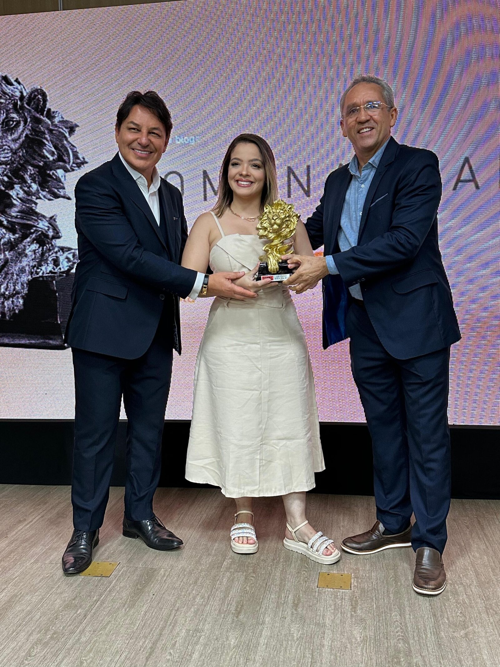 RECIFE: BLOG DO SÉRGIO XAVIER RECEBE O PRÊMIO TROFÉU LEÃO DOURADO DA REVISTA TOTAL +