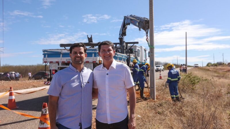 Simão Durando leva obra de iluminação em LED para acesso de Uruás