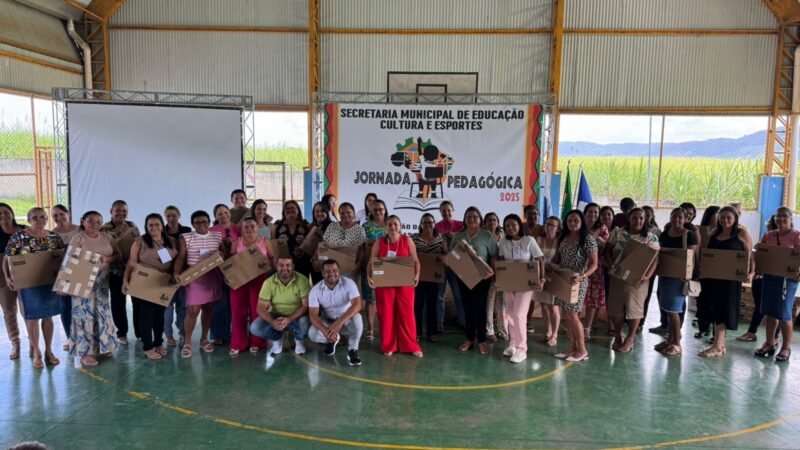 Prefeito Eder Waltter entrega notebooks a professores efetivos e anuncia ampliação da iniciativa
