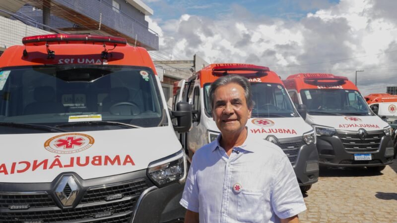 Prefeito Carlos Santana entrega três novas ambulâncias para renovação da frota do SAMU em Ipojuca