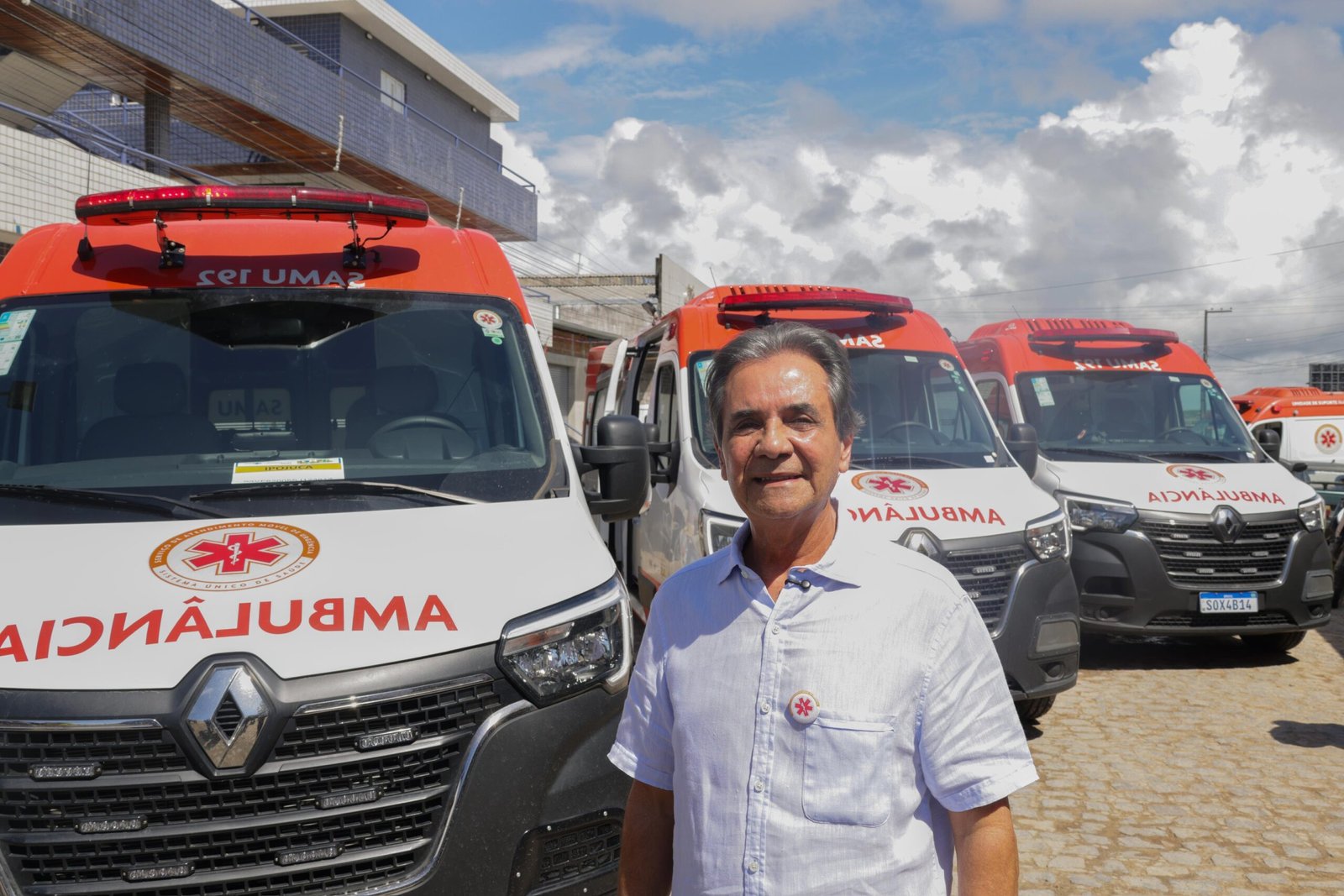 Prefeito Carlos Santana entrega três novas ambulâncias para renovação da frota do SAMU em Ipojuca