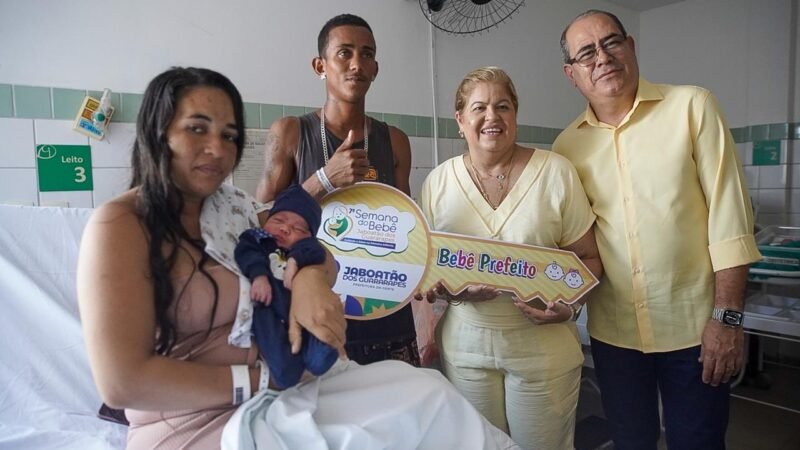 Mano Medeiros faz entrega simbólica da chave da cidade ao bebê Gael
