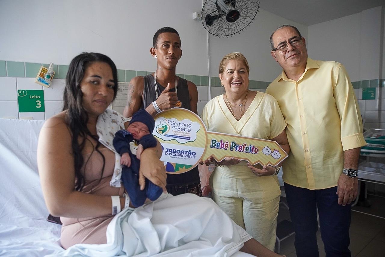 Mano Medeiros faz entrega simbólica da chave da cidade ao bebê Gael