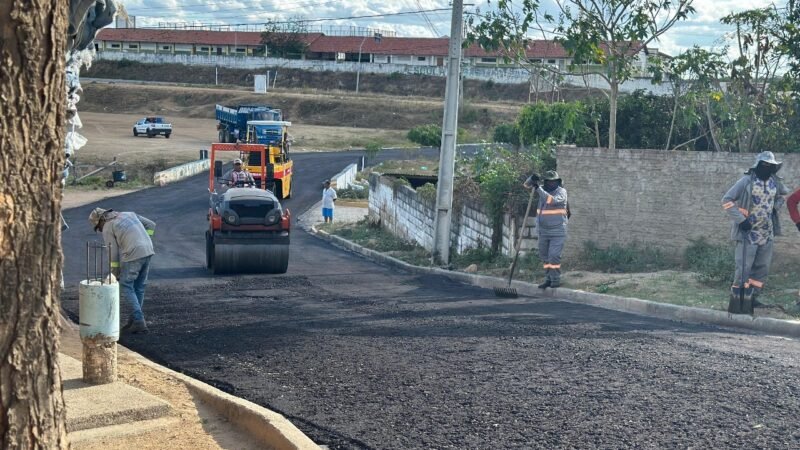 Prefeitura de Sertânia inicia asfaltamento no Alto do Rio Branco