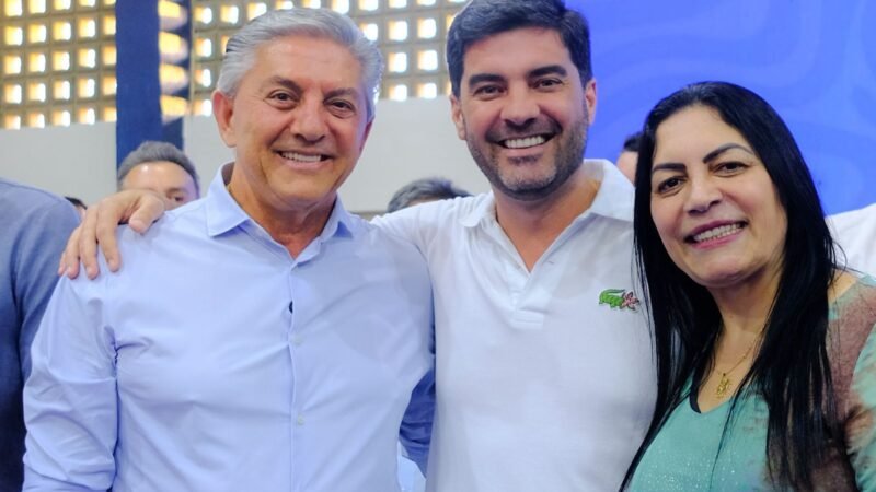 Kaio Maniçoba celebra ordem de serviço da PE-145, ao lado de Dra Cátia e Roberto Asfora