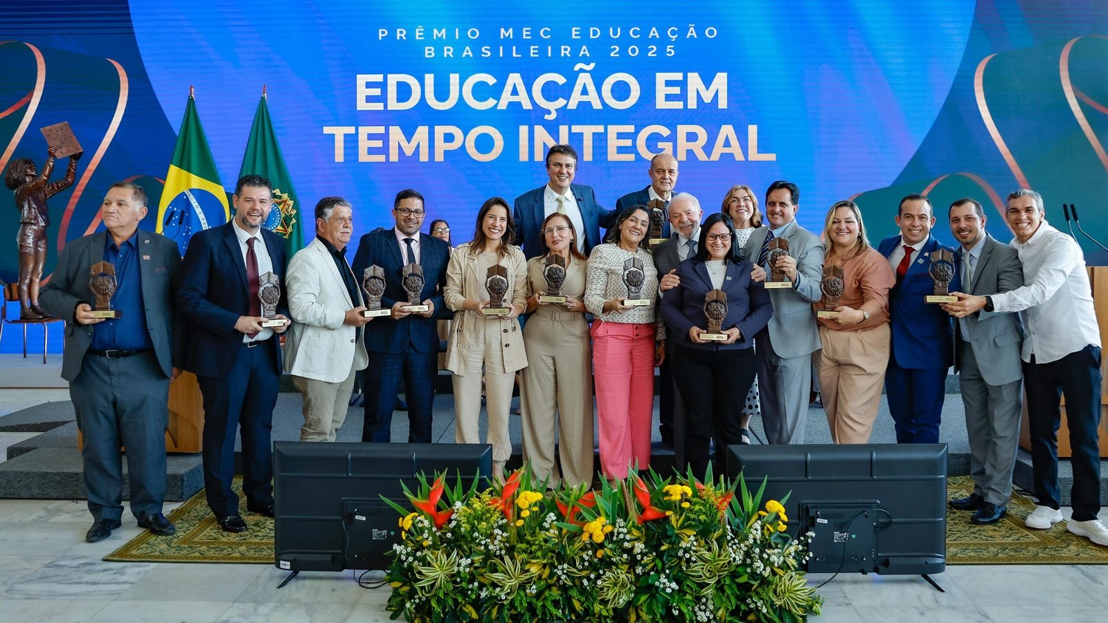 Pernambuco recebe dois prêmios nacionais de educação em cerimônia no Palácio do Planalto