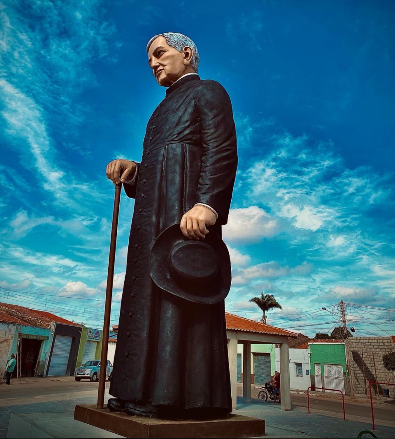 Cedro: Riva concretiza sonho religioso com a chegada da estátua de Padre Cícero no município