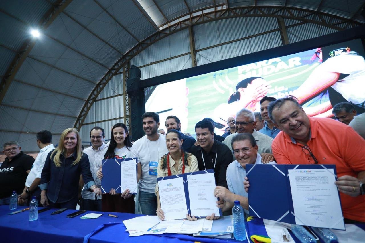 Ouvir para Mudar: em Serra Talhada, governadora Raquel Lyra assina ordens de serviço da construção da maternidade do município e restauração da PE-350