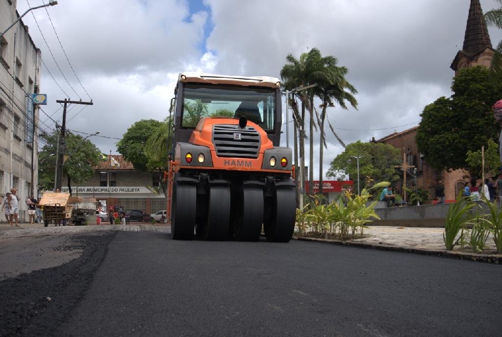 Centro de Paulista recebe obra de recapeamento no entorno da Praça Agamenon Magalhães