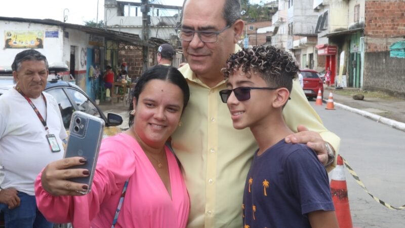 Mano Medeiros entrega obra de pavimentação na comunidade Vila Palmares
