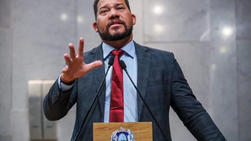 Abimael Santos denuncia uma cena que se repete: vigilantes enfrentam salários atrasados