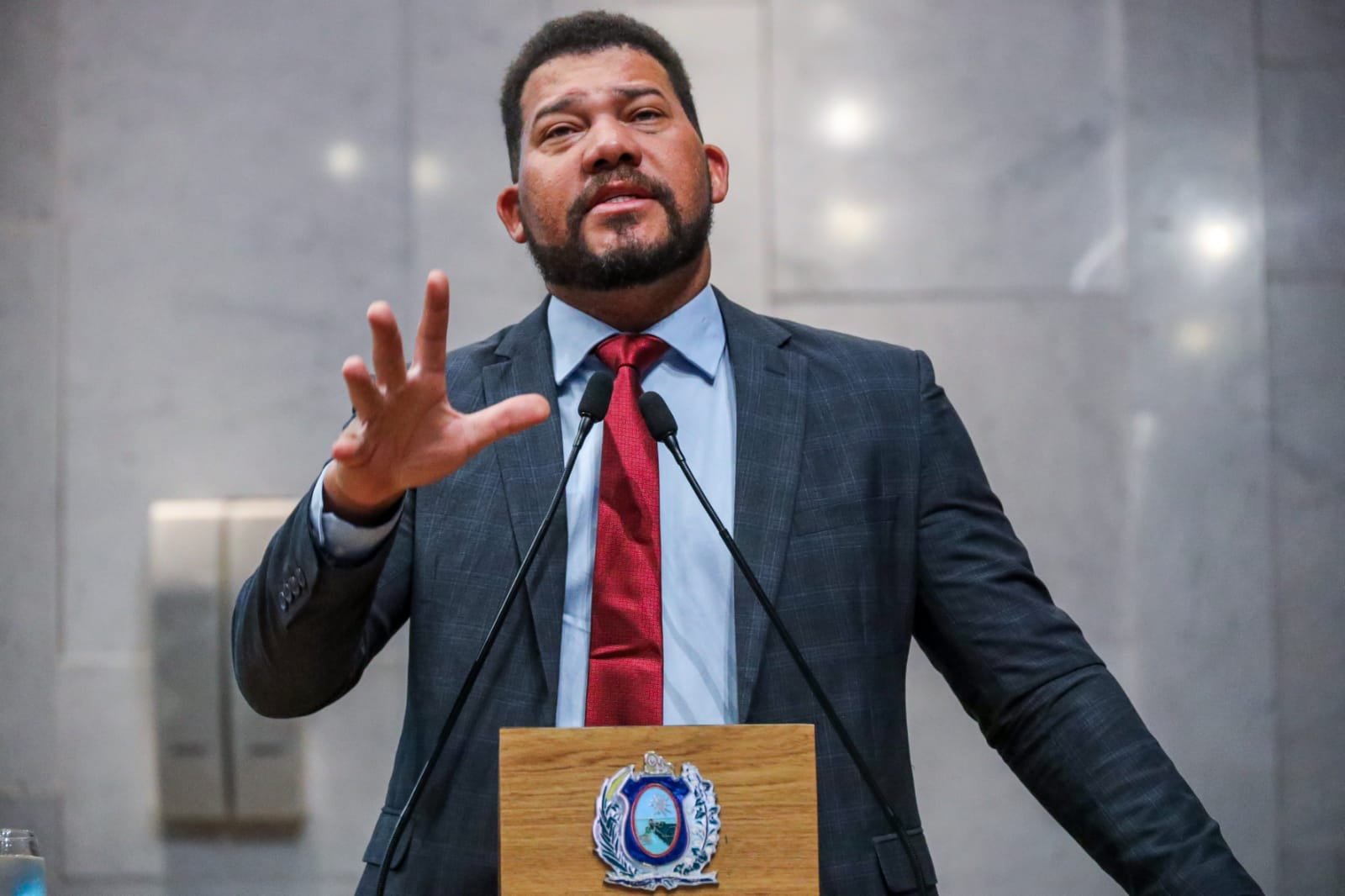 Abimael Santos denuncia uma cena que se repete: vigilantes enfrentam salários atrasados