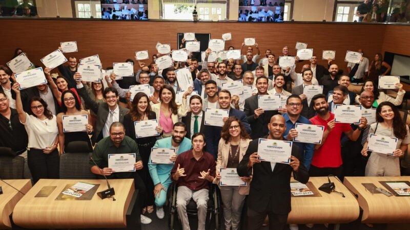 Câmara do Recife homenageia 86 Profissionais de Educação Física em sessão solene