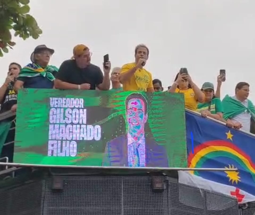 Gilson Filho discursa em manifestação no Recife e destaca luta por liberdade