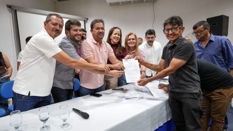 Prefeito Evilásio Mateus e deputada Roberta Arraes entregam 197 títulos de terras, cessão de prédios públicos e assinam cooperação com Governo do Estado