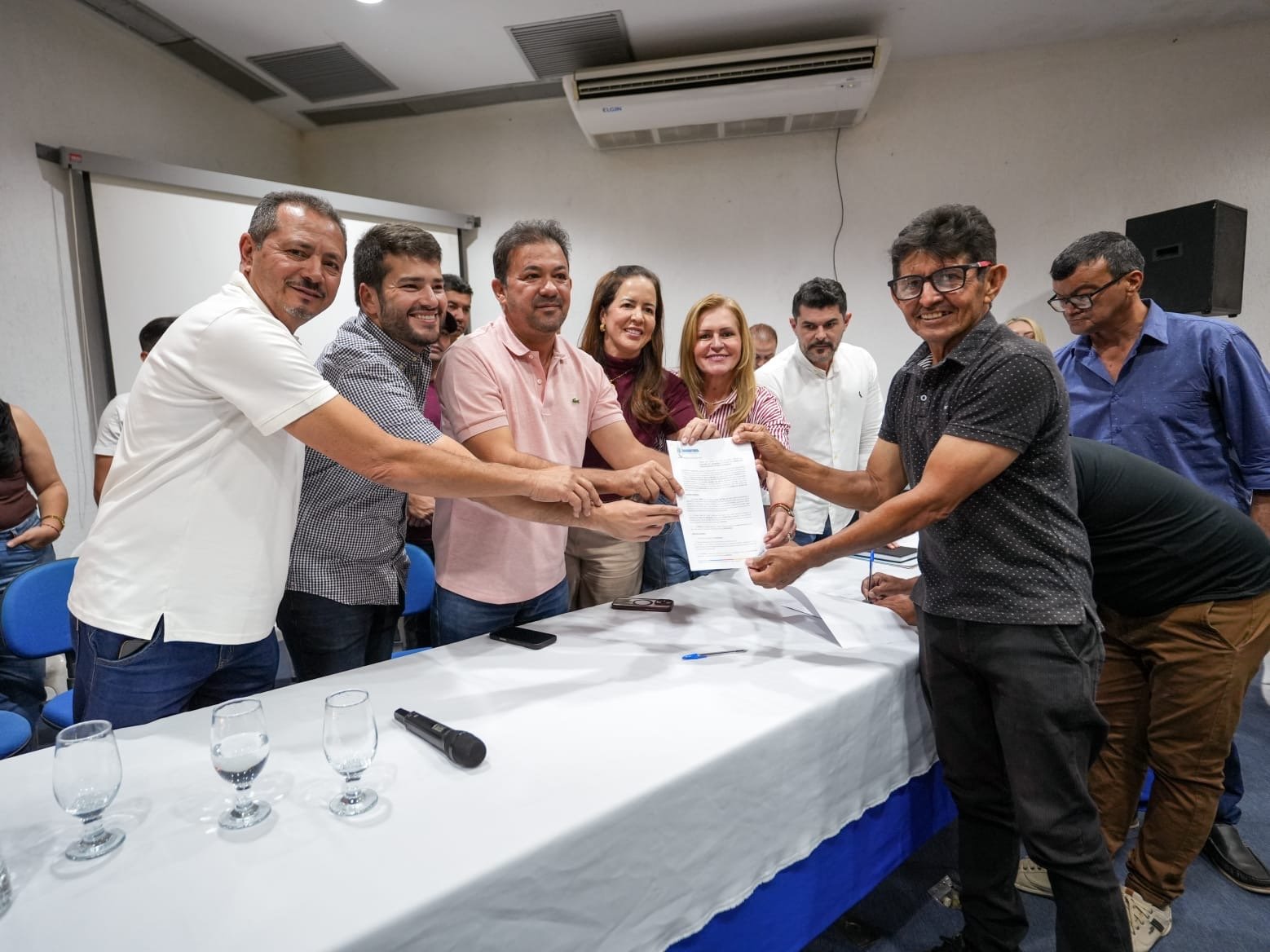 Prefeito Evilásio Mateus e deputada Roberta Arraes entregam 197 títulos de terras, cessão de prédios públicos e assinam cooperação com Governo do Estado