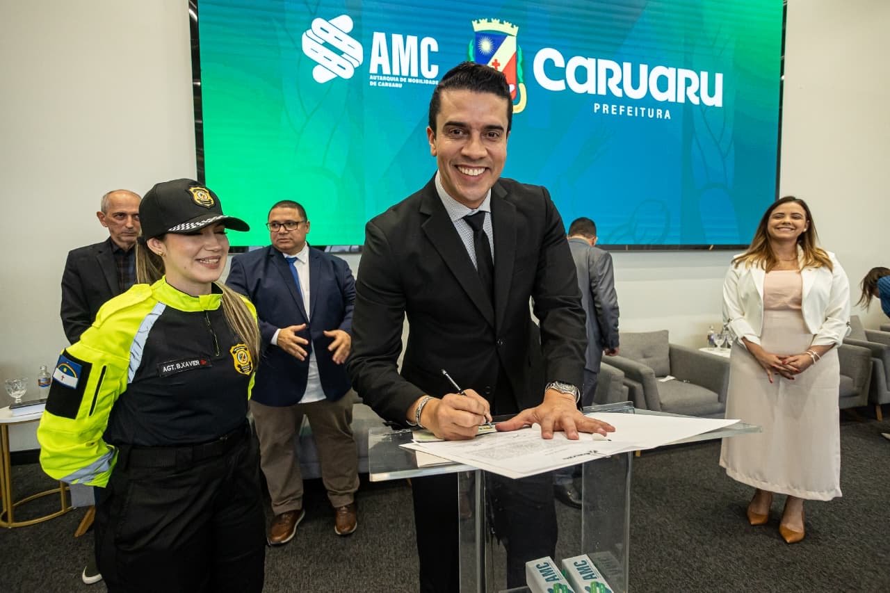 Prefeito Rodrigo Pinheiro entrega novas motocicletas e anuncia gratificação para motociclistas da AMC
