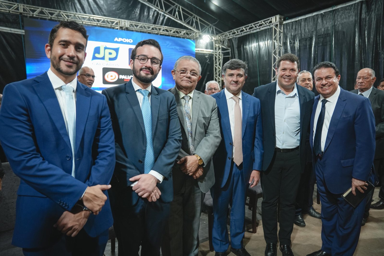 Eduardo da Fonte, Lula da Fonte e Pastor Adalto Santos participam da Cruzada Evangelística em Palmares ao lado do prefeito Jr de Beto e o vice Neto Melo