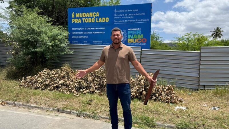 Deputado Abimael Santos fiscaliza terreno abandonado onde deveria funcionar creche estadual em Vertentes